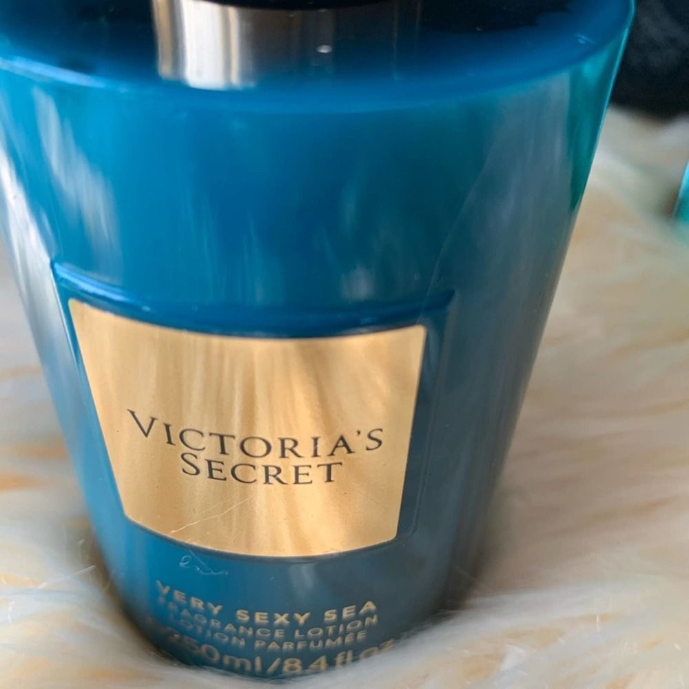 Victoria’s Secret Body Beauty Care + Beauty Bags - Picture 3 of 9